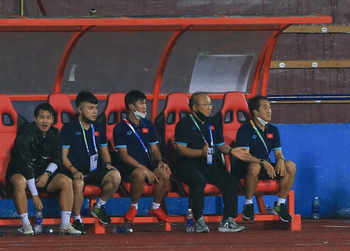 Khoảng lặng của HLV Park, trợ lý Lee sau khi Hùng Dũng xé lưới U23 Myanmar - Ảnh 8.