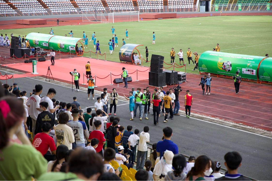 Quang Hai player wearing a white shirt appeared as a male god in Can Tho, with the presence of his rumored girlfriend - Photo 8.