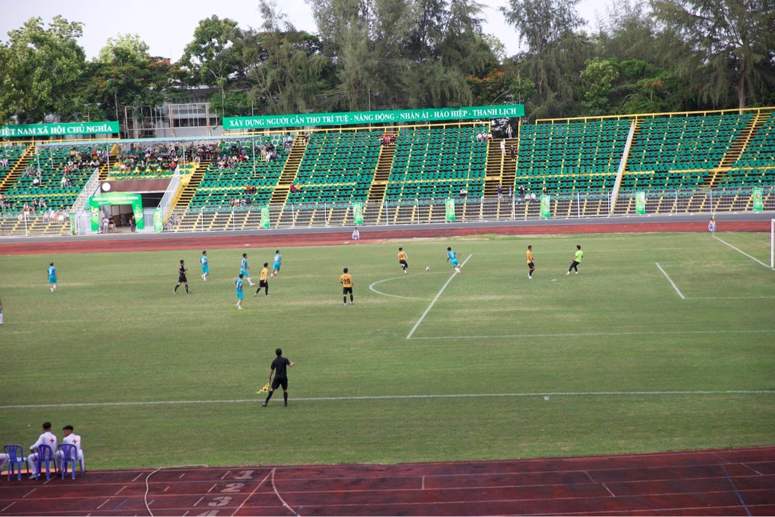 Quang Hai player wearing a white shirt appeared as a male god in Can Tho, with the presence of his rumored girlfriend - Photo 9.