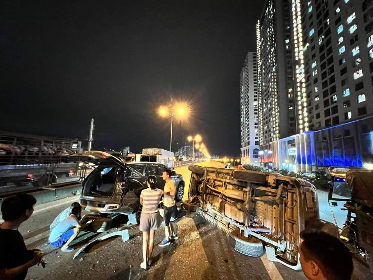 Hanoi: 5 cars collided, the ring road was paralyzed one way - Photo 2.