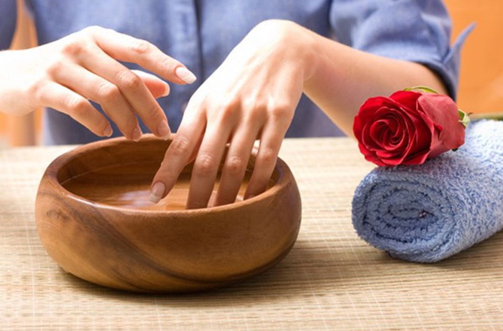 8 b&iacute; quyết gi&uacute;p sơn m&oacute;ng tay bền m&agrave;u, kh&ocirc;ng bị bong tr&oacute;c - Ảnh 1.