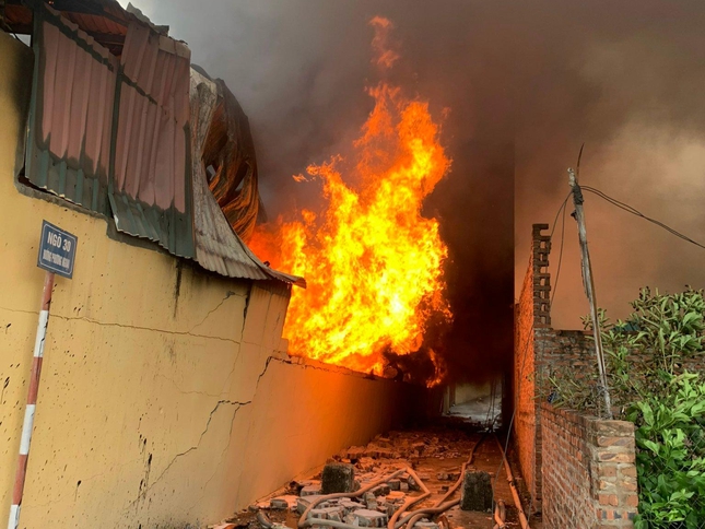 Hanoi: Another factory caught on fire during the suspension - Photo 1.