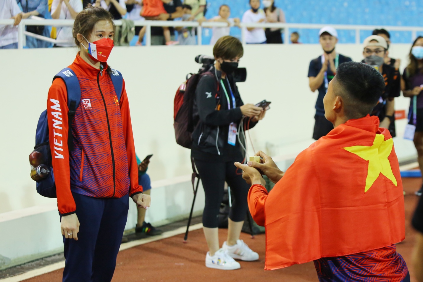 Beautiful love story at SEA Games 31: Having just won the gold, the athlete proposed to the girlfriend of the rattan player - Photo 1.