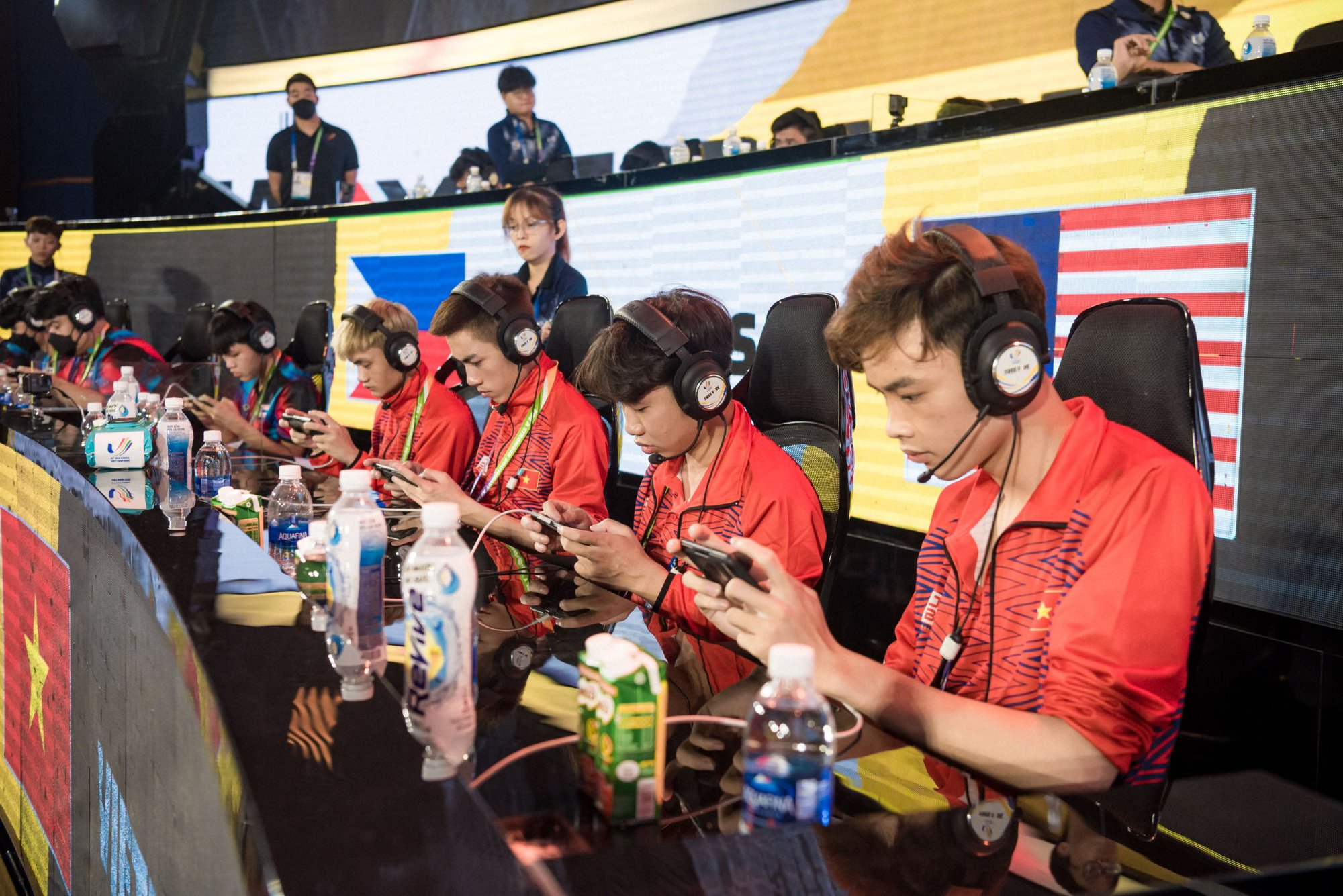 The 3rd day of Vietnamese Esports competition at SEA Games 31: Wild Rift team won the gold medal, Free Fire was empty-handed!  - Photo 5.