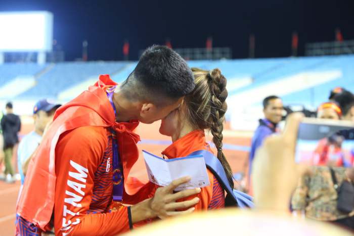 Beautiful love story at SEA Games 31: Just won the gold, the athlete proposed to the girlfriend of the rattan player - Photo 3.