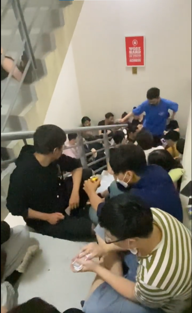 Quá cuồng nhiệt, CĐV Việt Nam chấp nhận xếp hàng qua đêm chờ nhận vé xem Esports, chẳng kém dòng người chờ mua iPhone! - Ảnh 6.