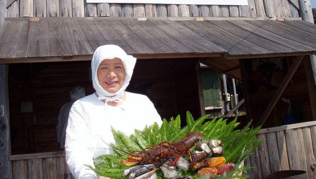 Chuyện về những phụ nữ bí ẩn trên biển cả Nhật Bản: Ví như mỹ nhân ngư, hưởng ân sủng của nàng tiên cá - Ảnh 9.