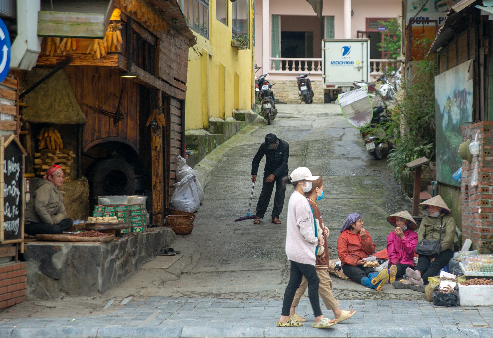 Sa Pa chuyển rét đậm giữa tháng 5, nhiều du khách thích thú trải nghiệm phố núi yên bình - Ảnh 8.