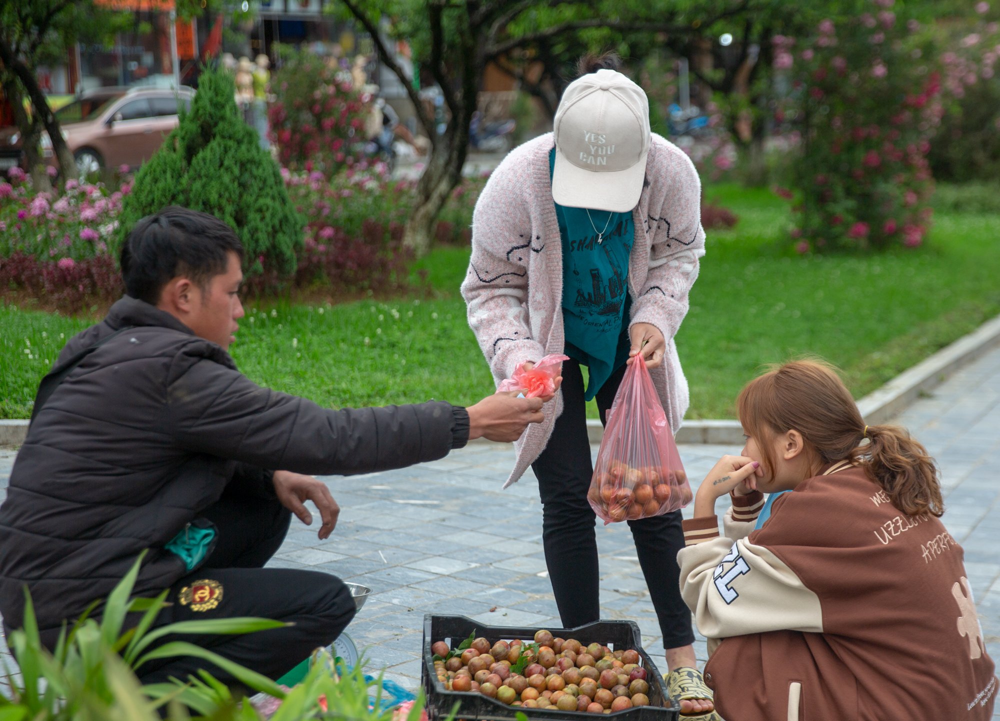 Sa Pa chuyển rét đậm giữa tháng 5, nhiều du khách thích thú trải nghiệm phố núi yên bình - Ảnh 9.