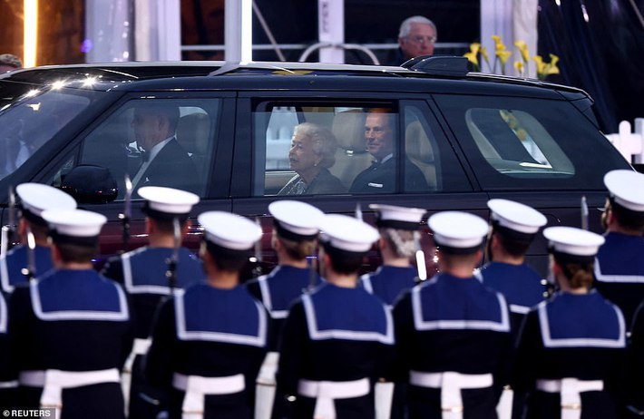 A special moment that made the Queen of England shed tears at the first event of the Platinum celebration - Photo 1.