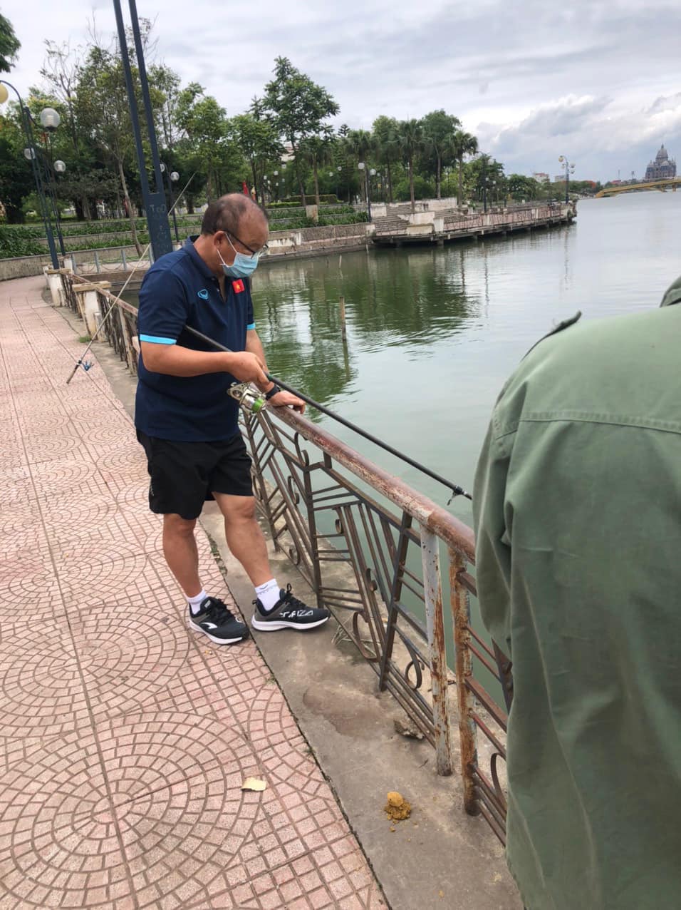 U23 Vietnam took a break from practice: Coach Park went for a walk, Dung Quang Nho jogged around the lake - Photo 1.