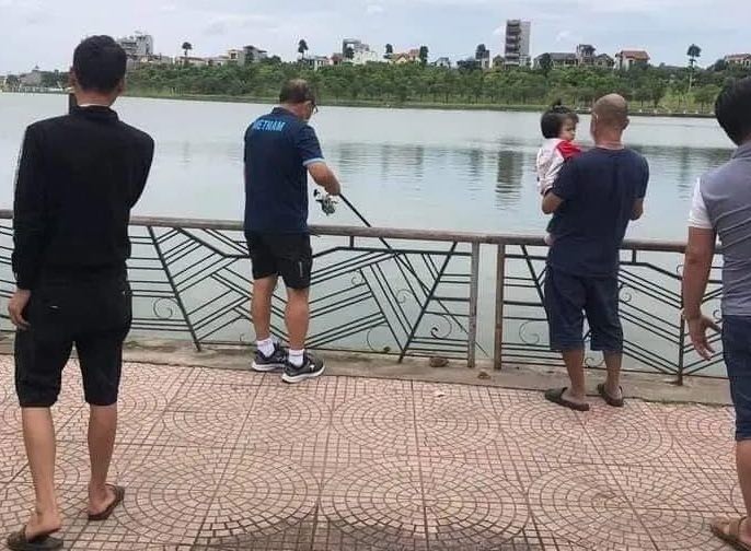 U23 Vietnam took a break from practice: Coach Park went for a walk, Dung Quang Nho jogged around the lake - Photo 2.