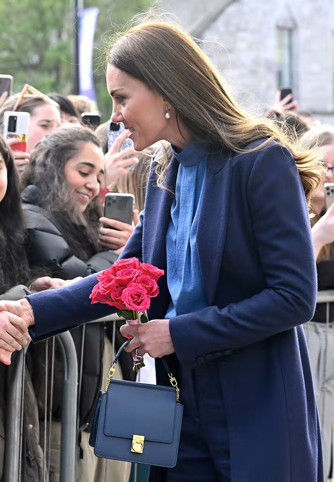 Chiếc túi bình dân được Kate Middleton đeo tận 2 lần 1 tuần: Đẹp, gọn, giá quá dễ thương! - Ảnh 2.