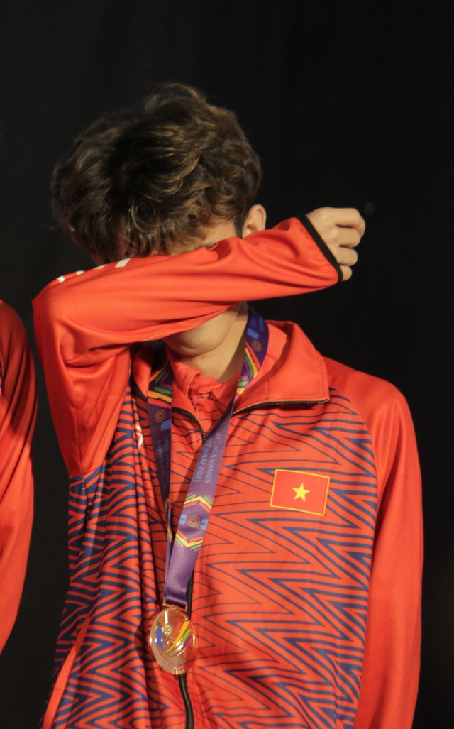 Photo series: Wild Chien Vietnam won the gold medal, Minh Nghi burst into tears, the boys also shed tears - Photo 16.