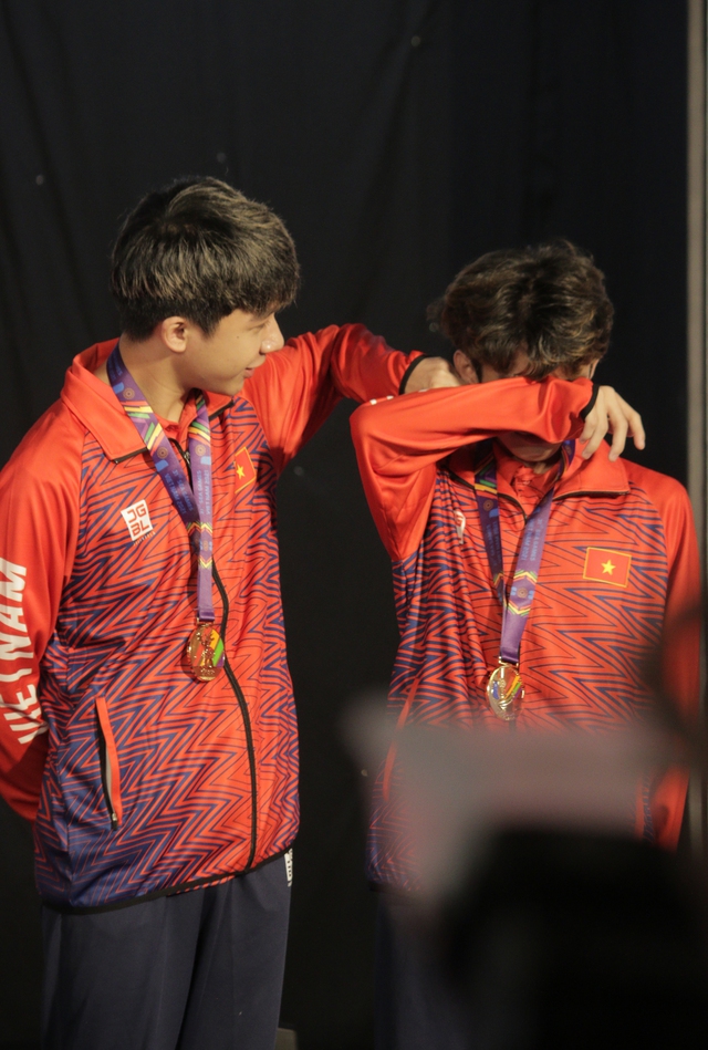Photo series: Wild Chien Vietnam won the gold medal, Minh Nghi burst into tears, the boys also shed tears - Photo 17.