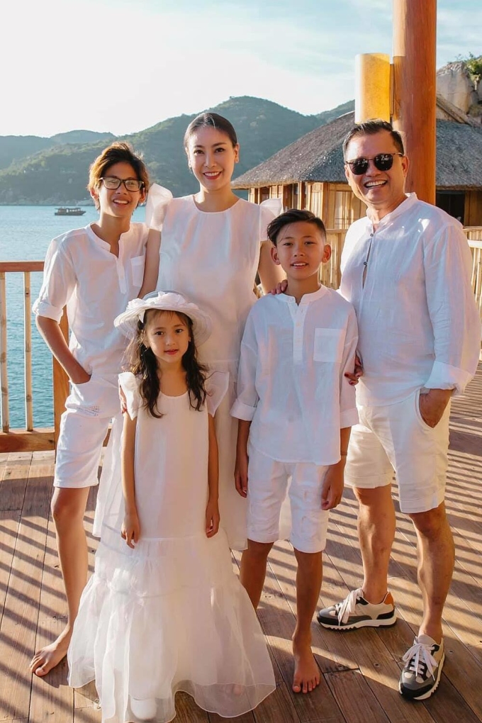 Marrying a rich man, living in a family with stepchildren, common children, but the way Ha Kieu Anh behaves and teaches children is admirable - Photo 3.