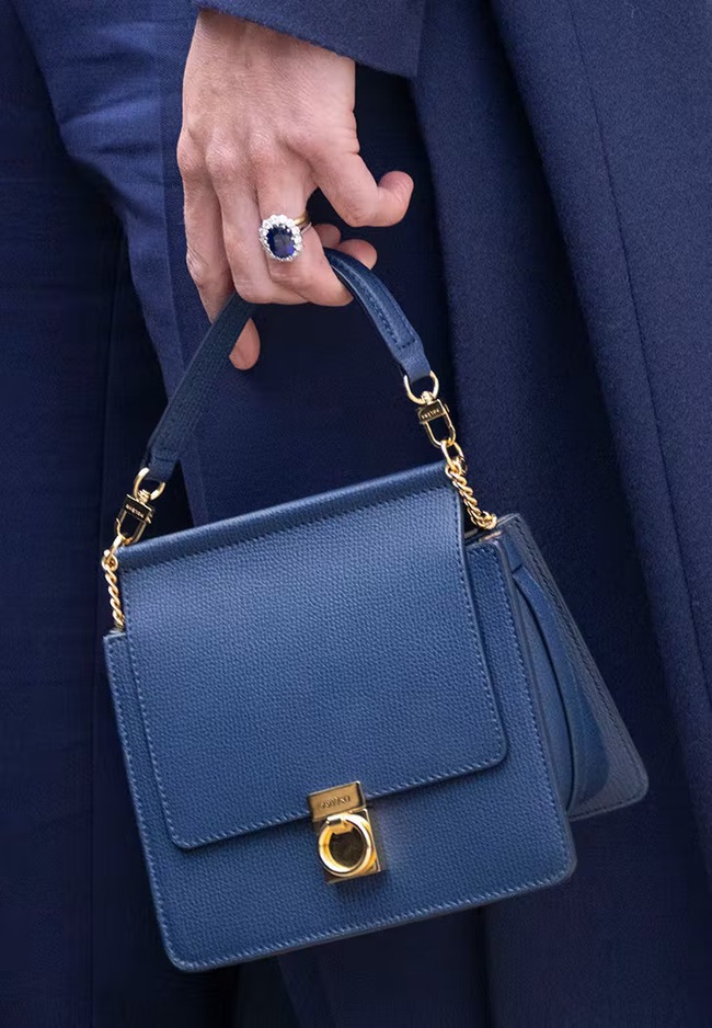 The popular bag is worn by Kate Middleton twice a week: Beautiful, compact, and the price is too cute!  - Photo 3.