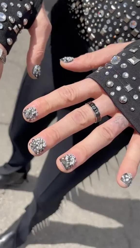 Vị hôn phu Megan Fox làm móng tay kim cương gần 700 triệu đồng dự Billboard 2022 - Ảnh 4.