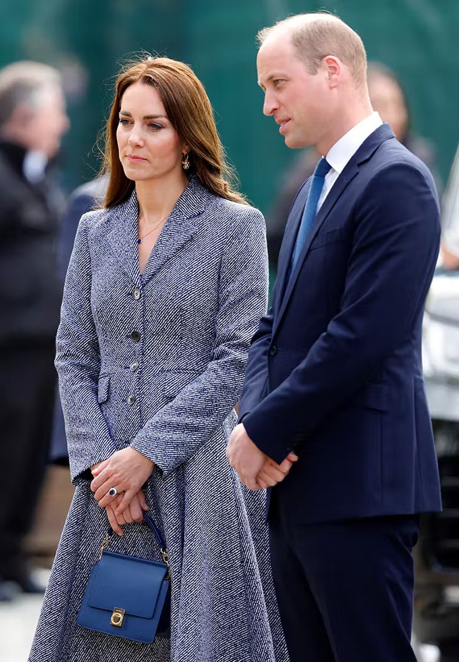Chiếc túi bình dân được Kate Middleton đeo tận 2 lần 1 tuần: Đẹp, gọn, giá quá dễ thương! - Ảnh 4.