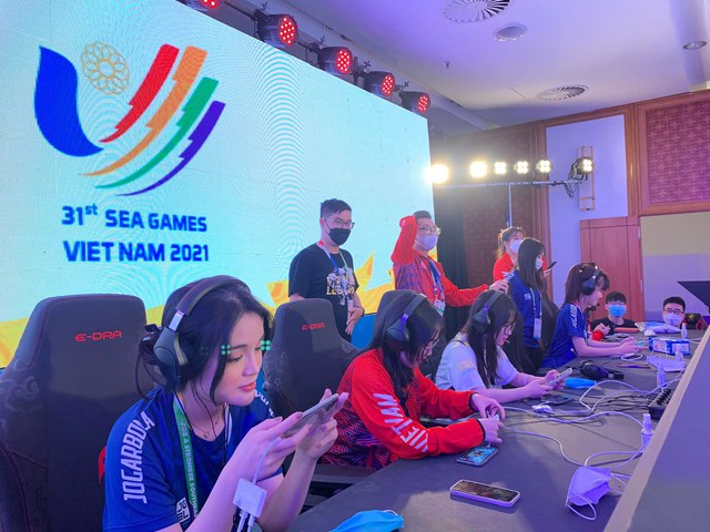 Từ MC tới tuyển thủ, những bóng hồng xinh đẹp trên sân khấu Esports khiến cho SEA Games năm nay thật đặc biệt - Ảnh 5.