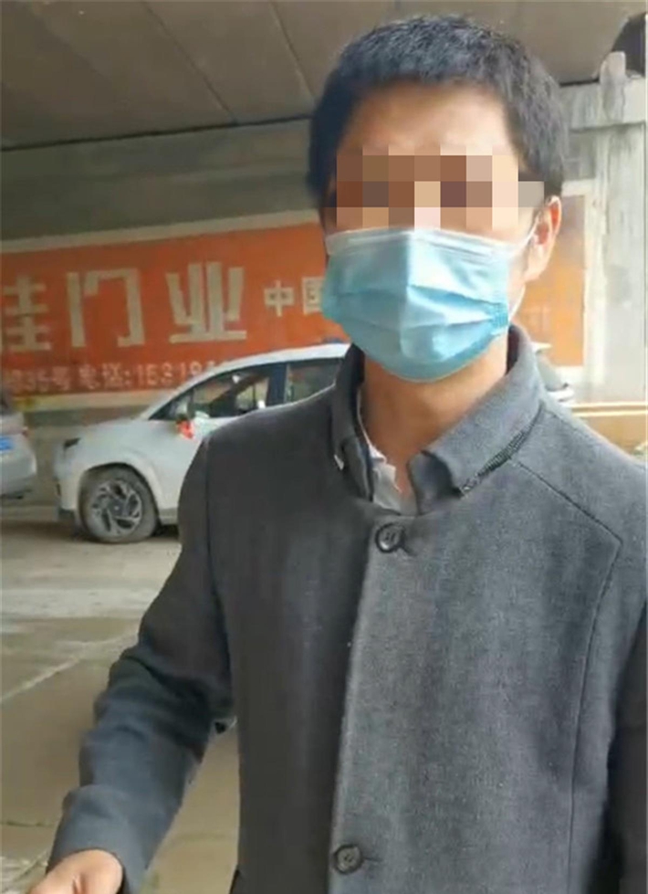 Trung Quốc: B&eacute; trai 3 tuổi mất t&iacute;ch sau sự cố rơi xuống cống, người cha bất lực nh&igrave;n con trai bị d&ograve;ng nước cuốn tr&ocirc;i - Ảnh 1.