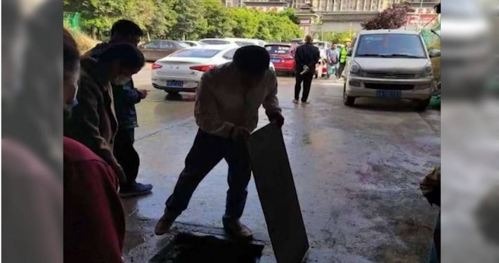 Trung Quốc: B&eacute; trai 3 tuổi mất t&iacute;ch sau sự cố rơi xuống cống, người cha bất lực nh&igrave;n con trai bị d&ograve;ng nước cuốn tr&ocirc;i - Ảnh 2.