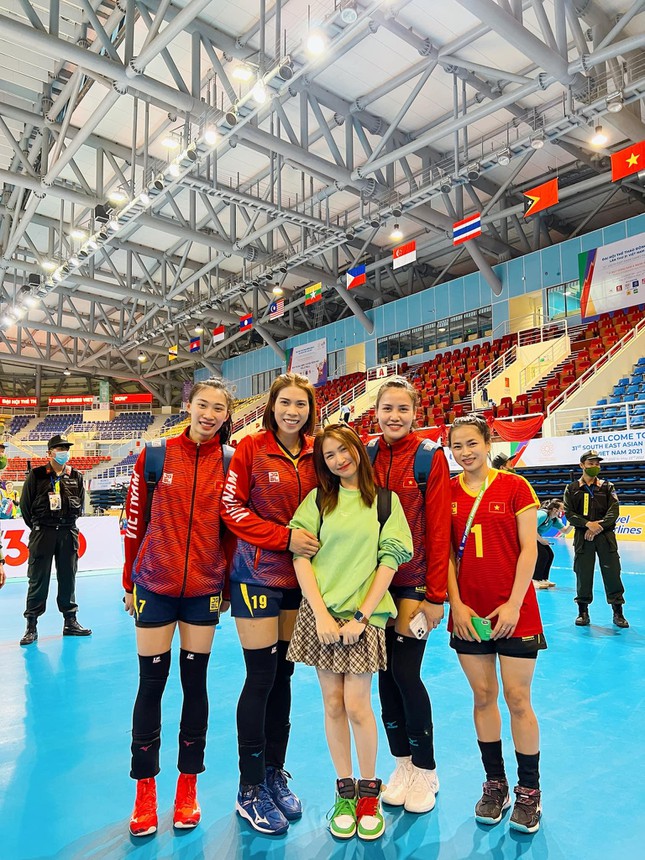 Going to support the SEA Games, Hoa Minzy posted a photo of her height with Vietnamese volleyball players - Photo 2.