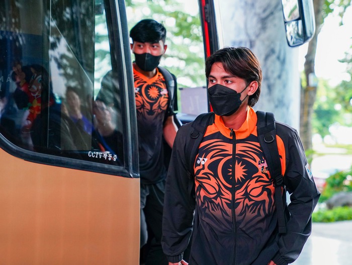 A Vietnamese female volunteer cries as she bids farewell to U23 Malaysia in Viet Tri - Photo 1.