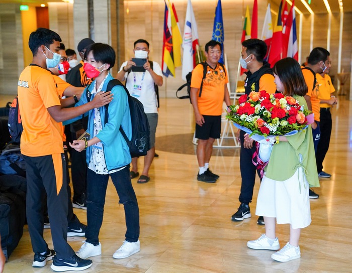 The Vietnamese female volunteer cried as she bid farewell to U23 Malaysia in Viet Tri - Photo 2.