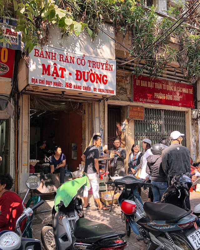 Hanoi has a donut shop for 30 years, selling 10,000 pieces a day, the owner has to get up at 3 am to prepare the dough and filling - Photo 2.