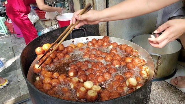 Hanoi has a donut shop for 30 years, selling 10,000 pieces a day, the owner has to get up at 3 am to prepare the dough and filling - Photo 3.