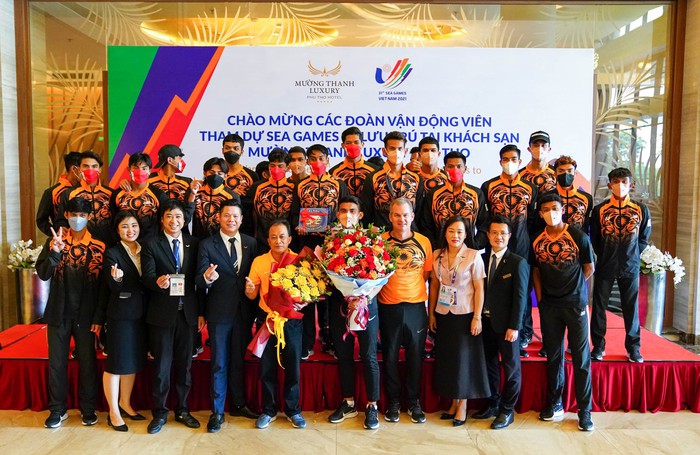 A Vietnamese female volunteer cries when she bids farewell to U23 Malaysia in Viet Tri - Photo 12.