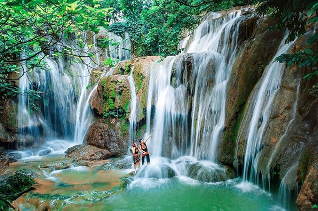 Tây Bắc mùa này đẹp sững sờ: Nơi có đỉnh đèo được ví tuyệt tác của thiên nhiên, nơi có thác Dải Yếm vắt lưng chừng trời như suối tóc tiên nữ mà chi phí siêu rẻ! - Ảnh 3.