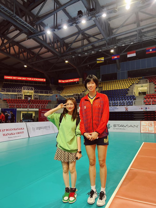 Going to support the SEA Games, Hoa Minzy posted a photo of her height with Vietnamese volleyball players - Photo 3.