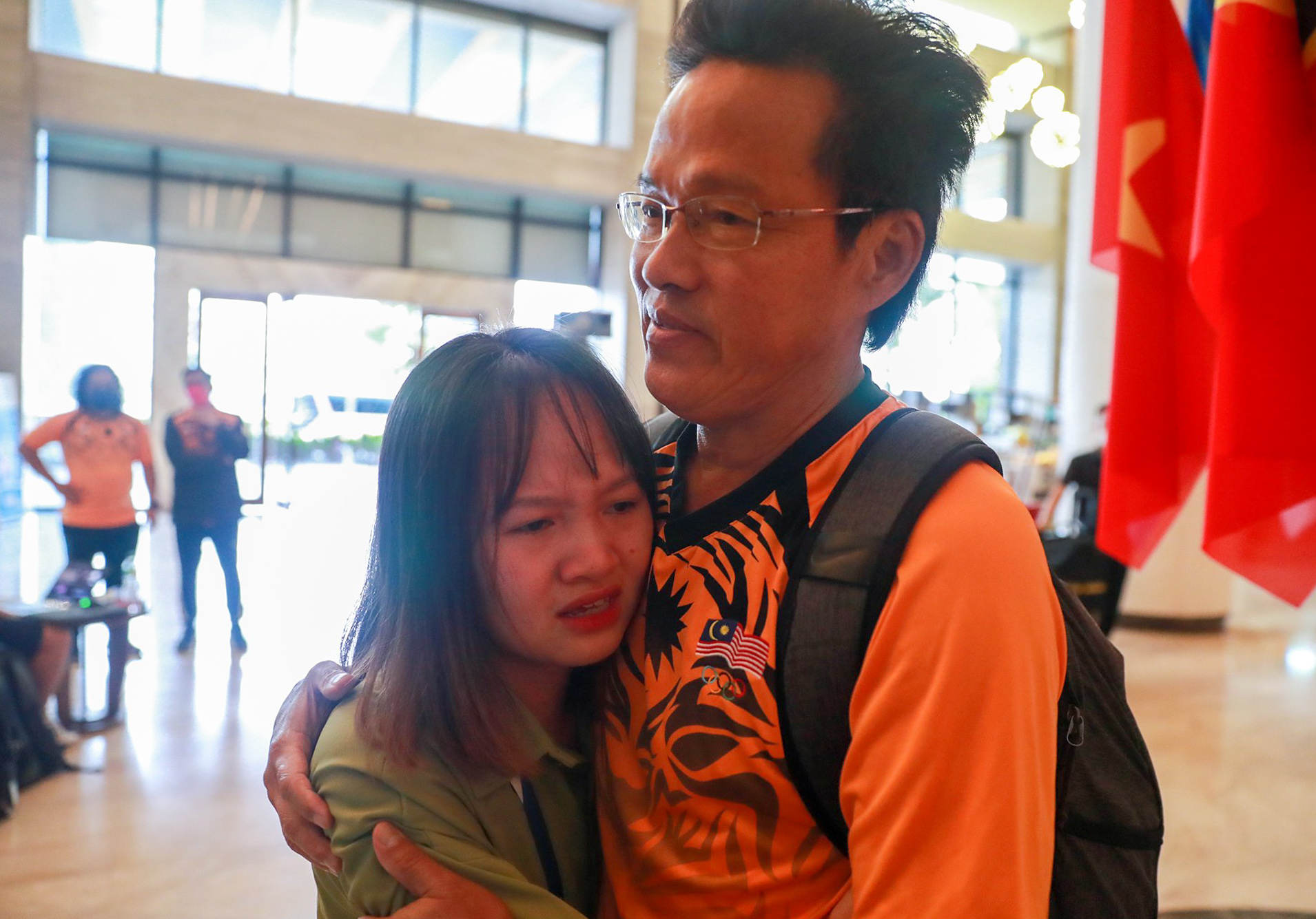 The Vietnamese female volunteer cried as she bid farewell to U23 Malaysia in Viet Tri - Photo 3.