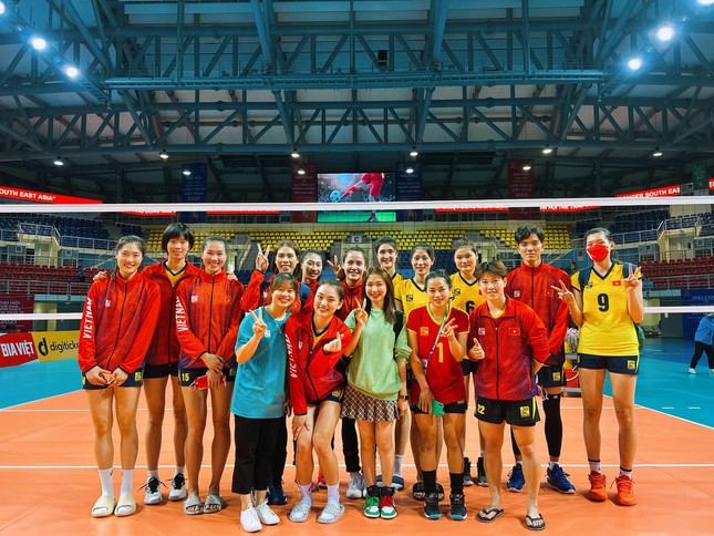 Going to support the SEA Games, Hoa Minzy posted a photo of her height with Vietnamese volleyball players - Photo 4.