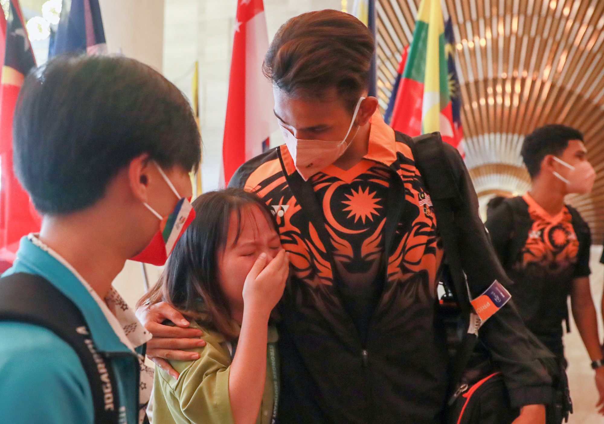 A Vietnamese female volunteer cries as she bids farewell to U23 Malaysia in Viet Tri - Photo 4.