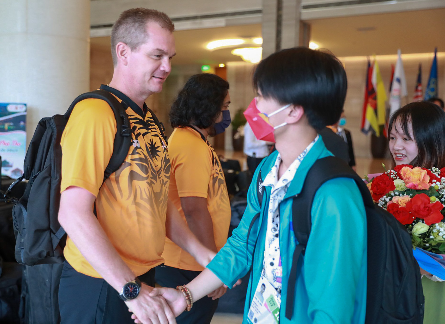 A Vietnamese female volunteer cries when she bids farewell to U23 Malaysia in Viet Tri - Photo 6.