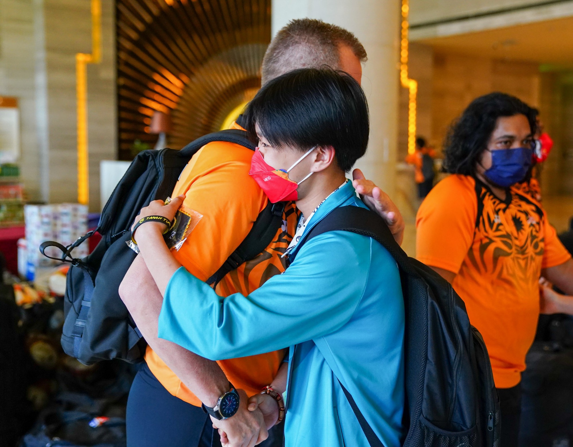 Vietnamese female volunteers cry when saying goodbye to U23 Malaysia in Viet Tri - Photo 7.