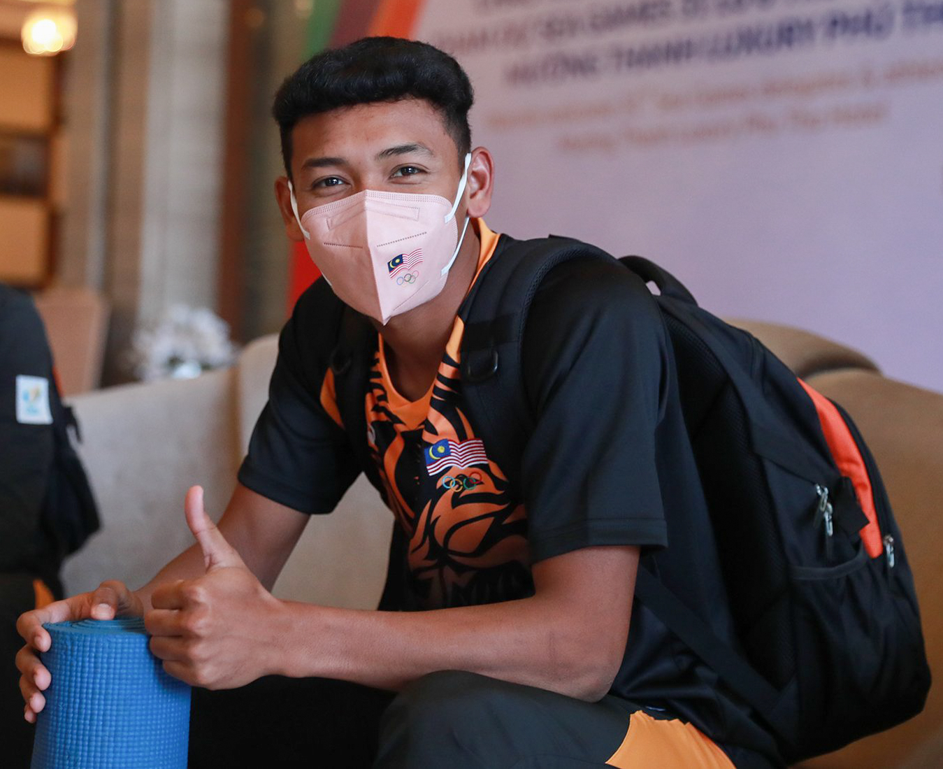 A Vietnamese female volunteer cries as she bids farewell to U23 Malaysia in Viet Tri - Photo 9.