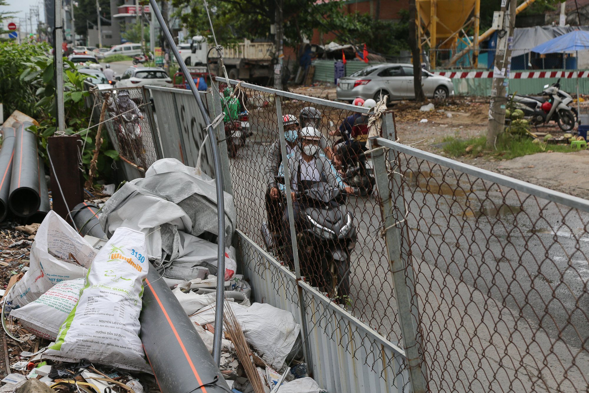 Cận cảnh 2,5km đường giá 800 tỉ ở TP.HCM được tái thi công sau 7 năm: Người dân phấn khởi - Ảnh 8.