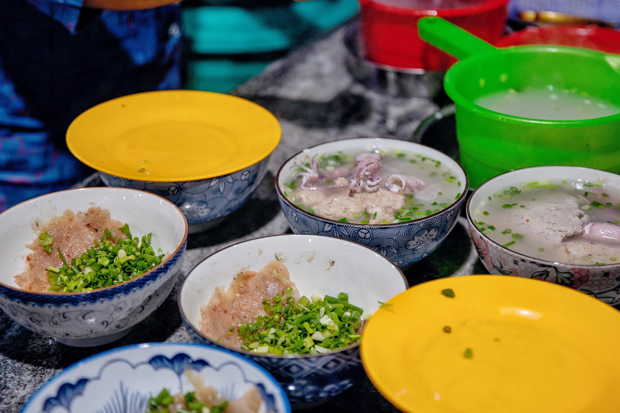 Phu Quoc's famous noodle dish is always controversial between delicious and difficult to eat, but few know that the owner took 10 years to perfect the standard taste - Photo 1.