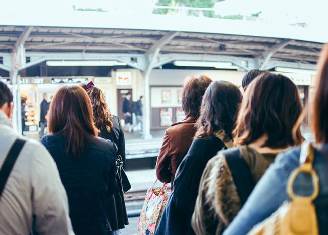 Traveling to Japan, female tourists are amazed with the unique underground rules - Photo 2.