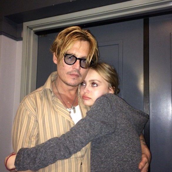 Con gái Johnny Depp bị chỉ trích khi im lặng giữa cuộc chiến ly hôn của bố - Ảnh 4.