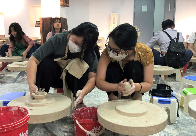 Giới Trẻ Hà Thành Rủ Nhau Nặn Gốm Tại Bát Tràng