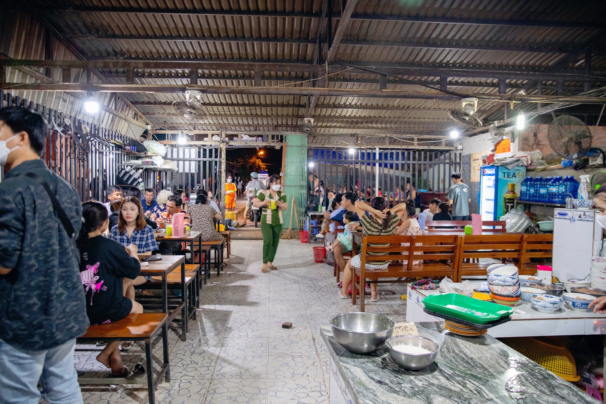 The famous Phu Quoc noodle dish is always controversial between delicious and difficult to eat, but few know that the owner took 10 years to perfect the standard taste - Photo 7.