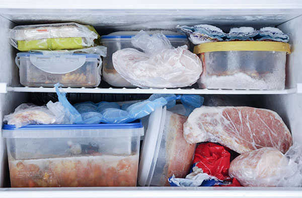 Bao lâu thì nên làm sạch ngăn đông tủ lạnh một lần để tránh tình trạng nhiễm khuẩn đồ ăn? - Ảnh 1.