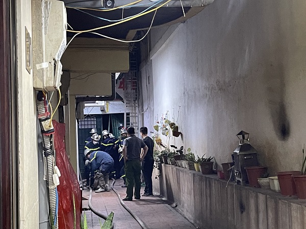 Hà Nội: Hỏa hoạn trong ngõ sâu, 3 người được giải cứu giữa đêm khuya - Ảnh 1. Hà Nội: Hỏa hoạn trong ngõ sâu, 3 người được <a href='https://www.giaicuu.com' target='_blank'>giải cứu</a> giữa đêm khuya - Ảnh 1.