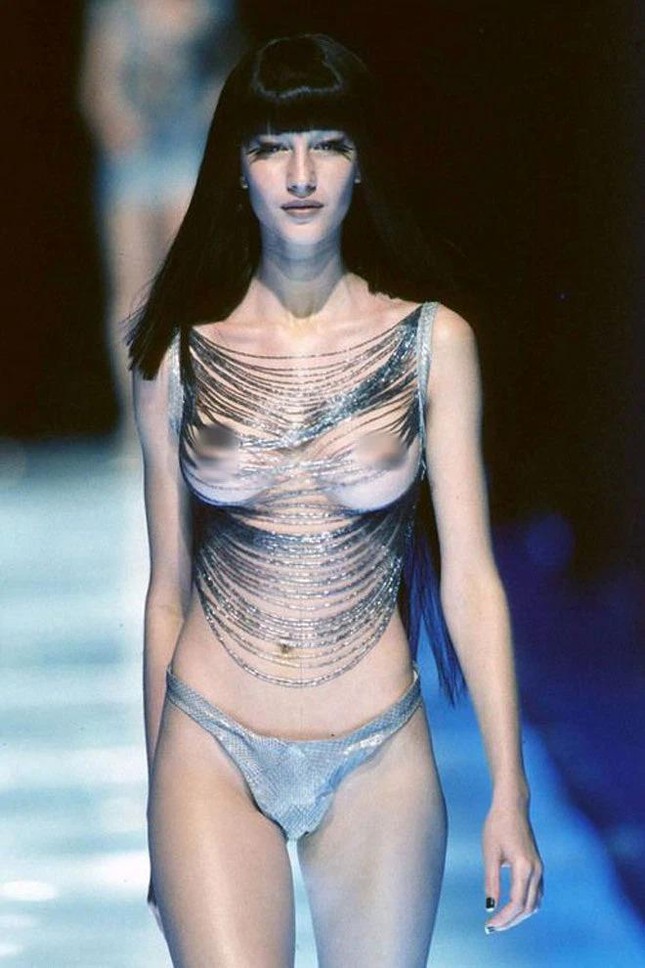 A supermodelo Gisele Bündchen derramou lágrimas porque estava com os seios nus na passarela aos 18 anos - Foto 2.