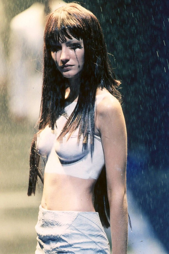 Siêu mẫu Gisele Bündchen rơi nước mắt vì để ngực trần catwalk năm 18 tuổi - Ảnh 3.